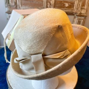 ROZANNE New York MARTELLE VINTAGE HAT w/ grosgrain ribbon mole hair in light tan